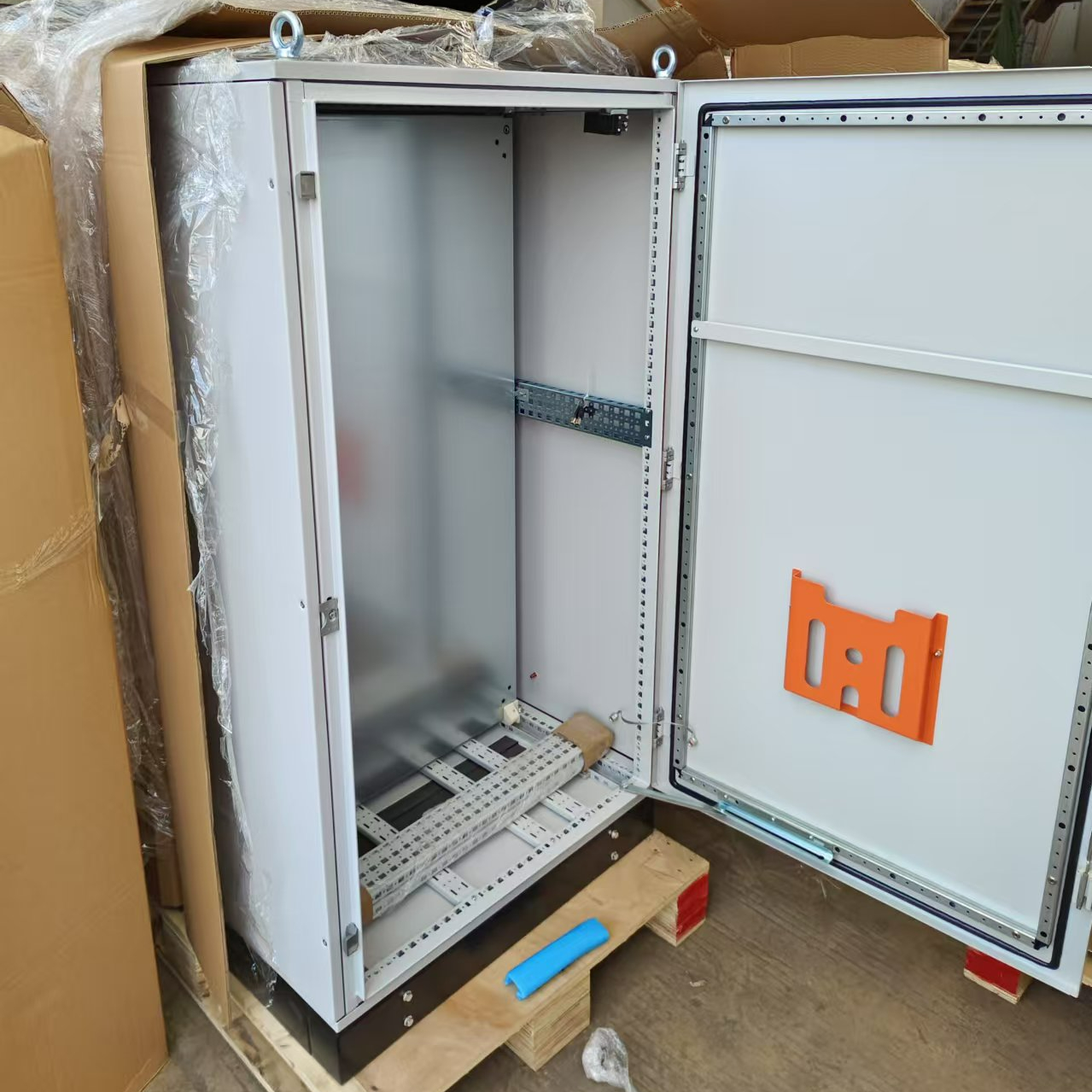 What Should You Look for When Choosing a Server Rack Enclosure?